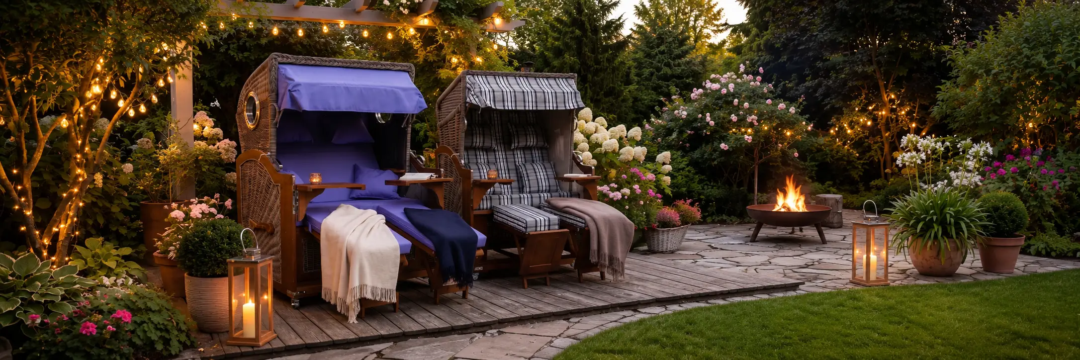 Strandkorb in einer gemütlichen Garten- und Terrassenumgebung