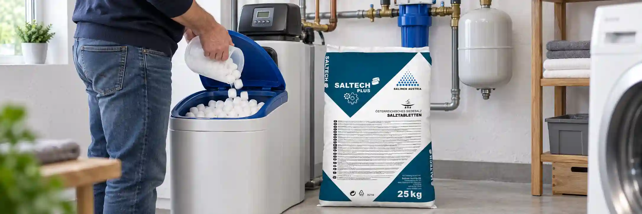 Saltech Plus Salztabletten beim Nachfüllen einer Wasserenthärtungsanlage